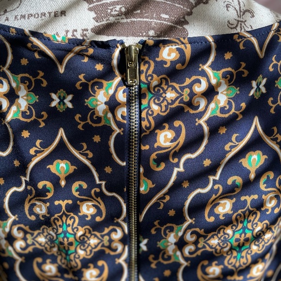 Charter Club Printed Sheath Dress ~ Ruched Side ~ Gold Buckle ~ M ~ Stretch - Picture 6 of 6